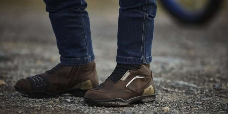 Es importante un diseño minimalista en las botas para moto