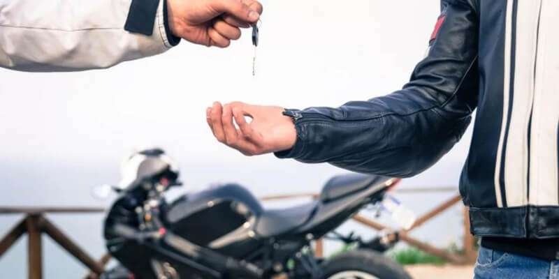 ¿Cómo se hace la transferencia de un dominio? 2 cuales son los requisitos transferir una moto