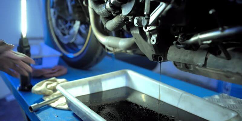 Cambio de aceite y filtro de una moto realizado paso a paso durante el mantenimiento básico del motor.