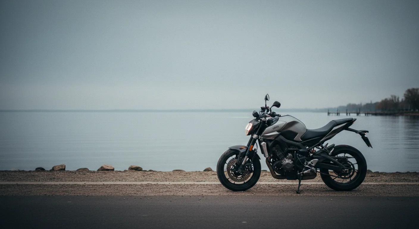 Moto naked estacionada en la costanera de la Laguna de Chascomús en invierno